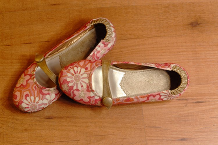 En lugar de utilizar productos caros, utiliza artículos que ya tengas en tu hogar para limpiar tus zapatos.