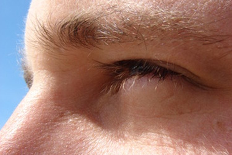 Sigue estos consejos para arreglar tus cejas si están tupidas.