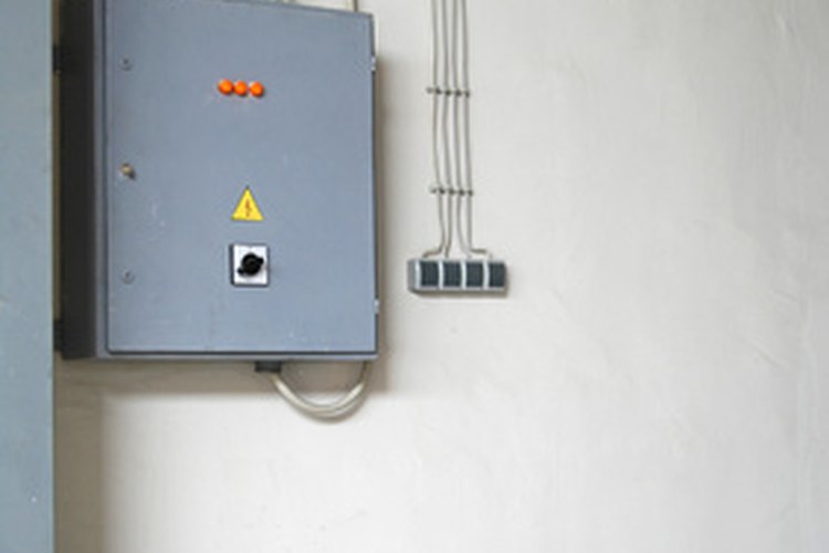 Los paneles eléctricos dividen grandes cantidades de electricidad entre circuitos individuales.