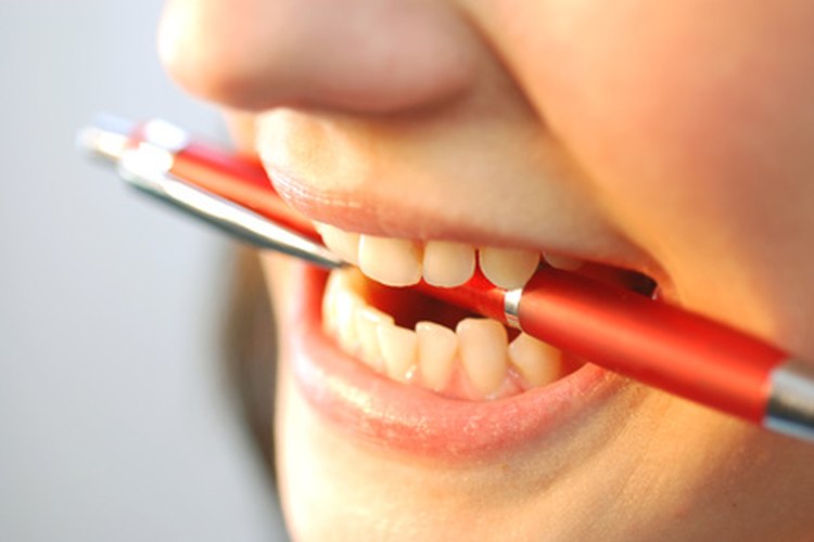 Parents.com señala que cuando tu hijo pierde sus dientes de leche puede ser una buena oportunidad para subrayar la higiene dental.
