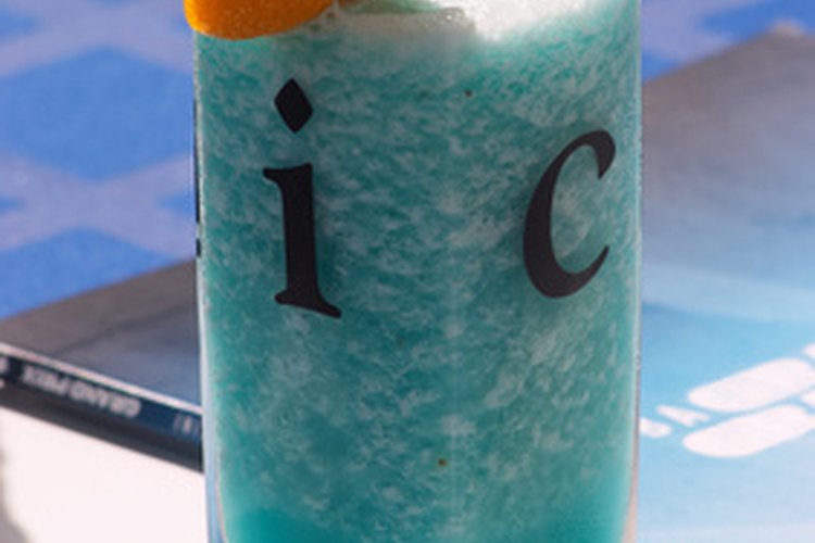 El vodka y la fruta son una combinación económica y colorida.