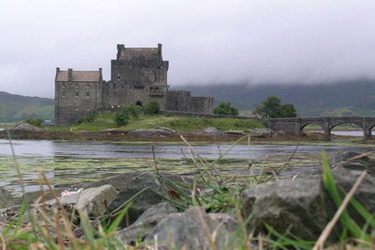 Escocia es hogar de muchos castillos románticos y lagos.