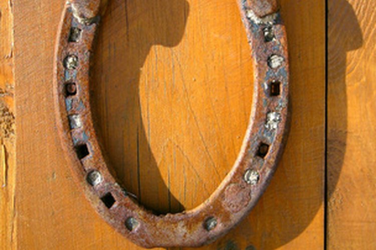 Herradura decorativa con óxido para remarcar el aspecto rústico.