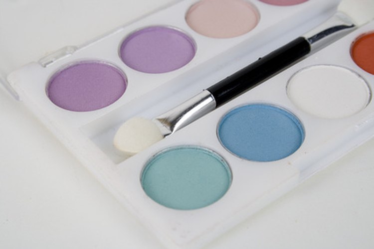 Combina vestidos florales y calentadores con tu sombra de ojos azul.