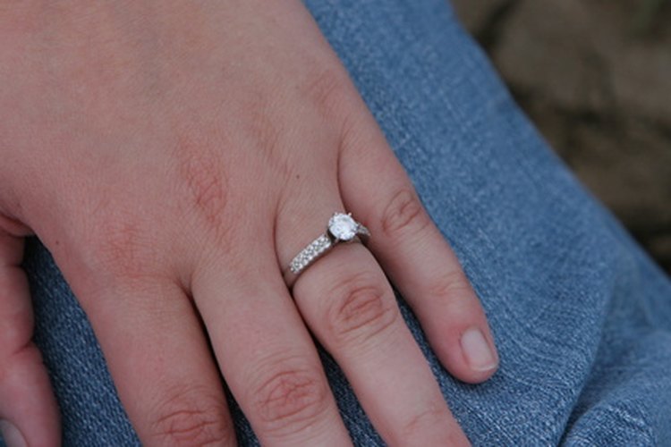 Celebra su nuevo anillo con una fiesta de compromiso.