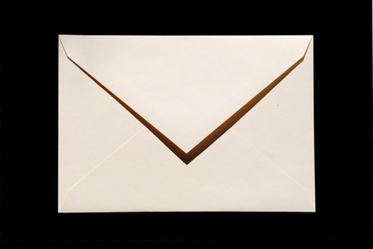 Imprime tu invitación en un papel con calidad y un sobre que combine.