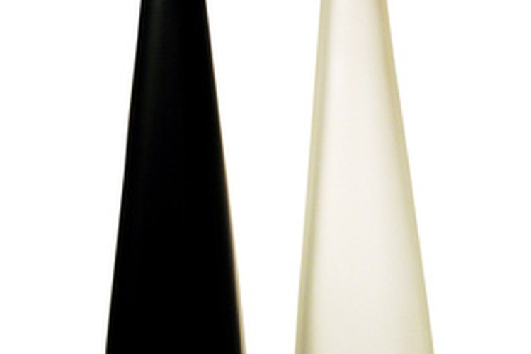 Jarrones o botellas simples en blanco y negro hacen un buen centro de mesa.