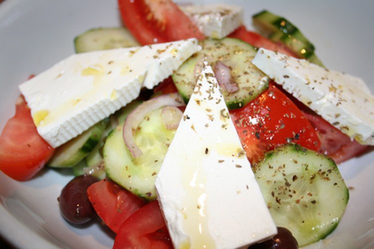 Una ensalada gourmet griega fresca abre el apetito.