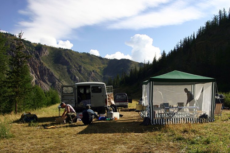 Empaqueta suficientes alimentos para un viaje de campamento de tres días en función del número de personas en tu grupo.