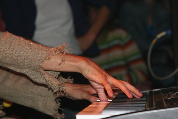 Tocar el piano requiere práctica y disciplina.