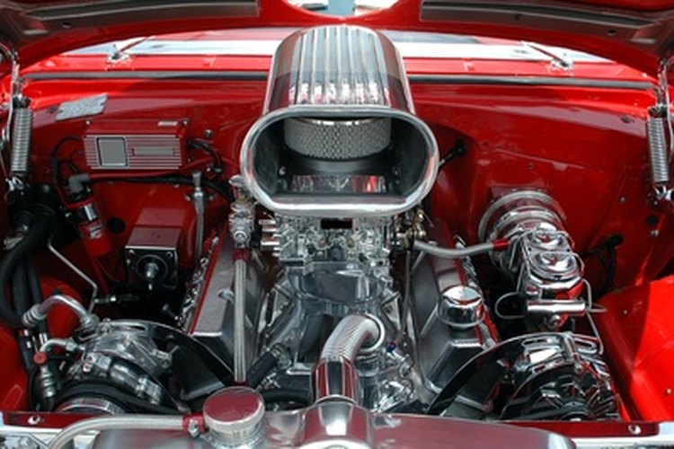 El aceite de motor se utiliza para la lubricación de las partes de un motor de automóvil.