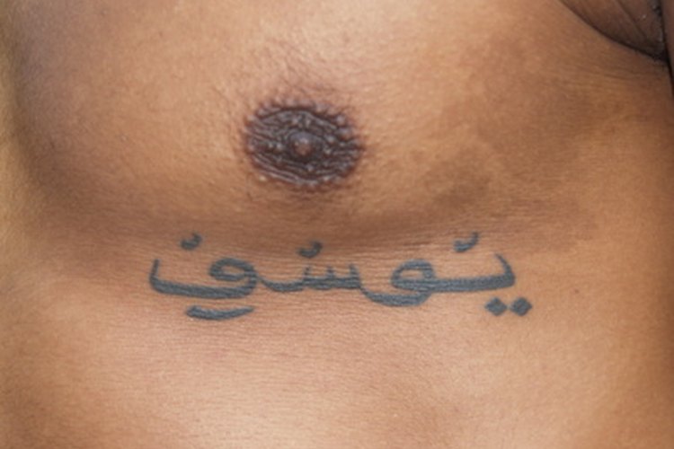 Si deseas un tatuaje para tu novio o novia, considera la posibilidad de hacerte un tatuaje de una cita con significado.