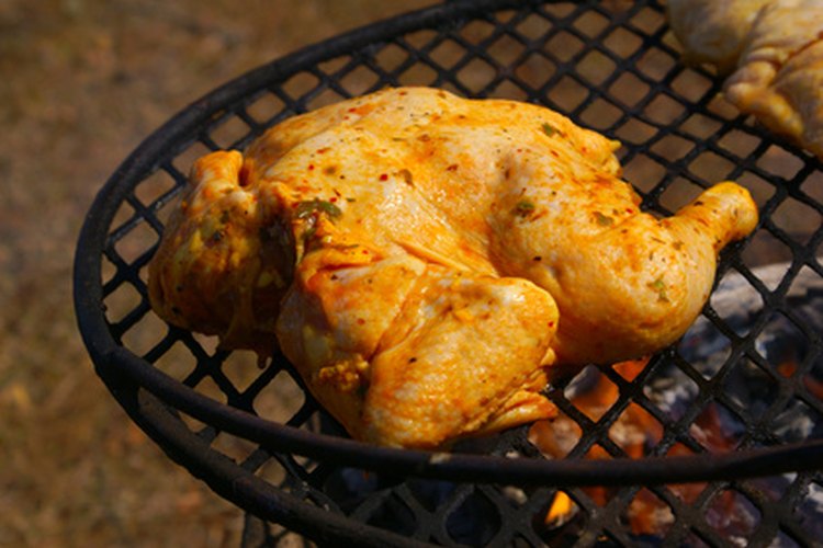 Si lo asas inadecuadamente, el pollo puede parecer listo por fuera sin estar cocido por dentro.