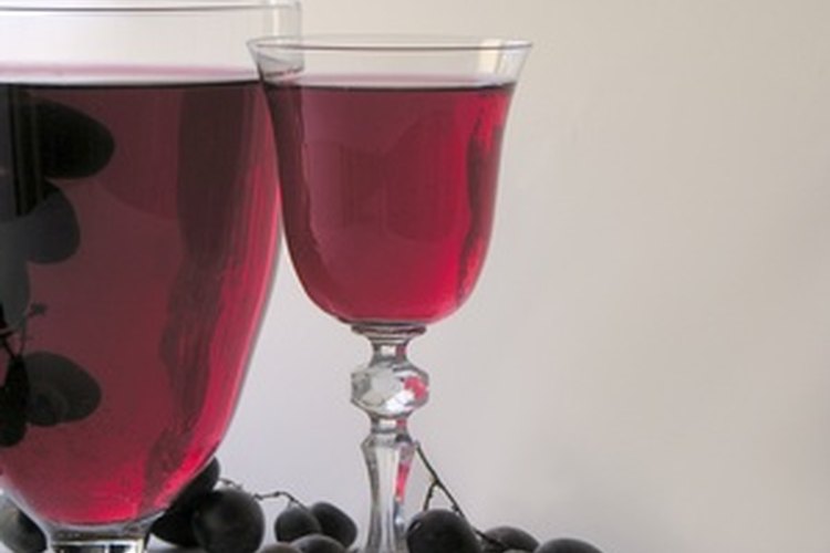 El vino tinto es rico, profundo, con cuerpo y lleno de sabor.