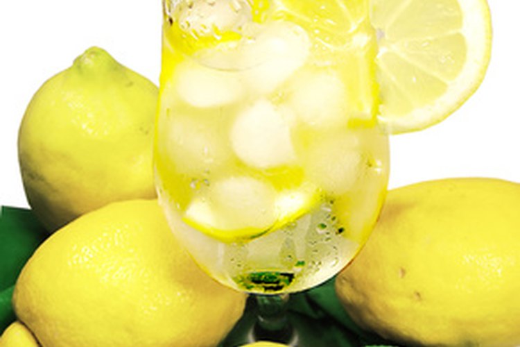 No bebas ponche de huevo, limonada casera, sidra de manzana fresca o un té hecho con agua tibia o fría.