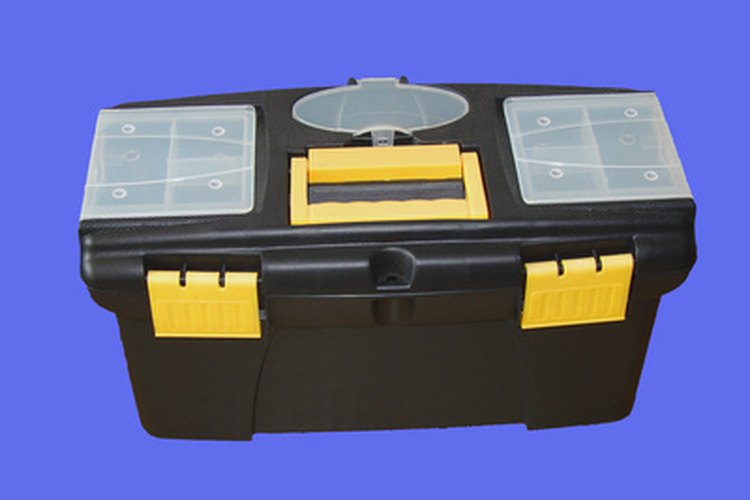 Una caja de herramientas es útil para mantener las herramientas manuales organizadas.