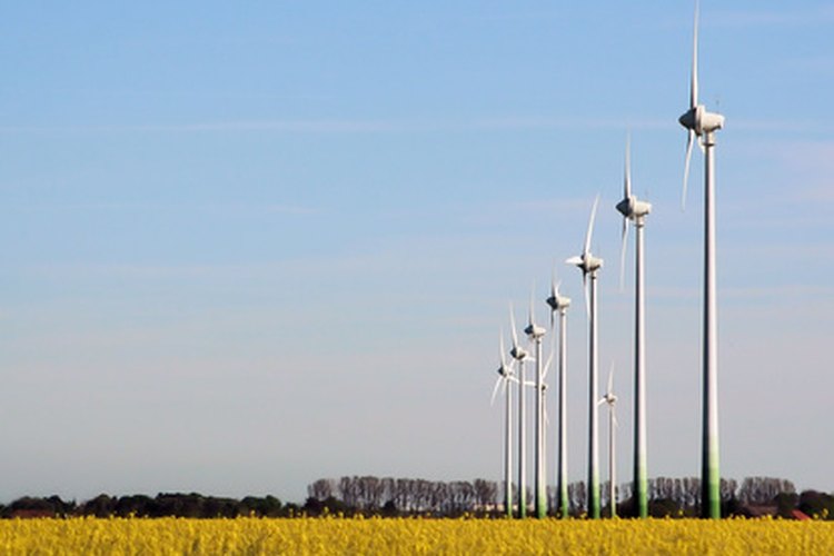 Las palas de un molino de viento giran en un rotor central.