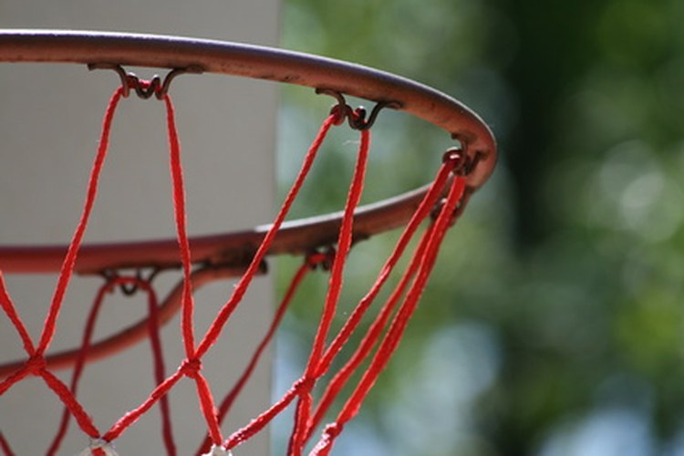 Los niños podrían lanzar un balón de baloncesto como parte de un concurso de obstáculos.