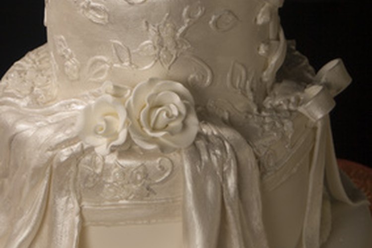 El fondant hace que las decoraciones intrincadas de tortas sean posibles.