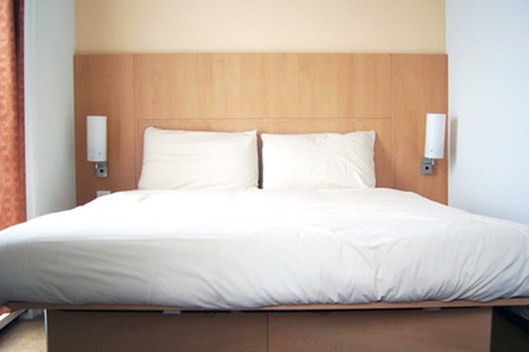 Una cama con sábanas.
