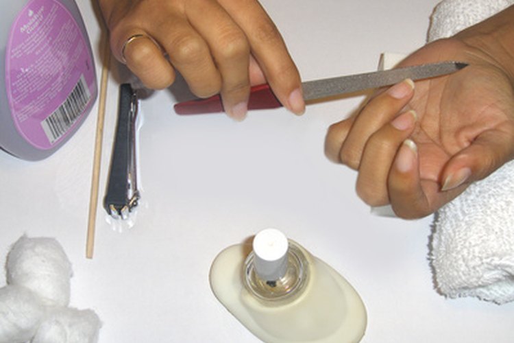 Una lima de uñas metálica puede lavarse con agua y jabón.