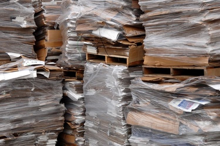 El reciclaje del cartón beneficia a la industria y a las comunidades.