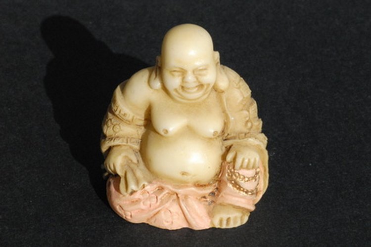 La estatua del Buda sonriente es a menudo asociada con la buena suerte y la abundancia.