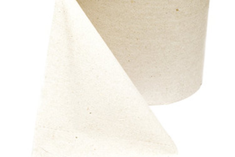 En este juego, los equipos deben crear un pañal de papel higiénico.