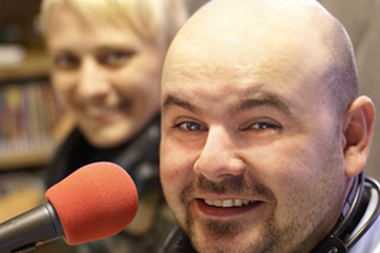Cómo convertirse en un locutor de radio.