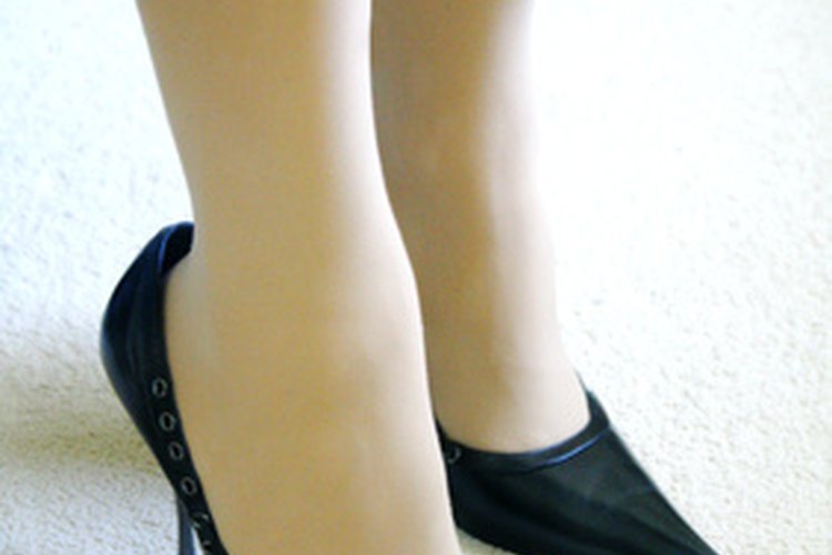 Complementa tu traje con unos zapatos formales de tacón clásico.