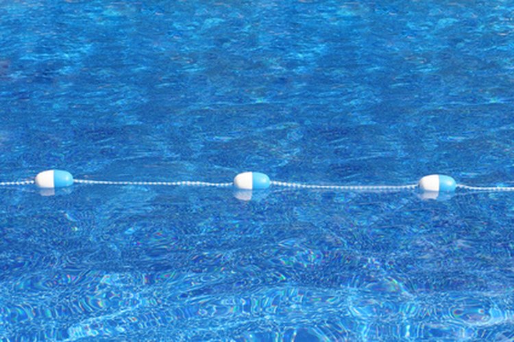 Cuidar una piscina requiere remover y prevenir el crecimiento de hongos.