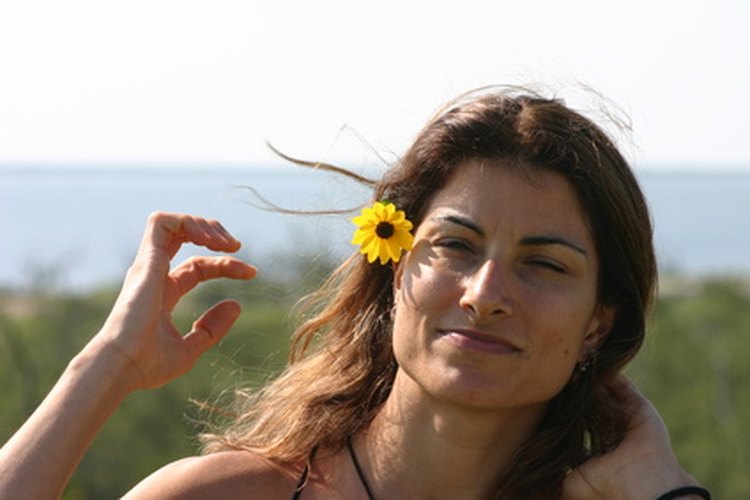 Aprende acerca de la tradición hawaiana de llevar flores en el pelo.