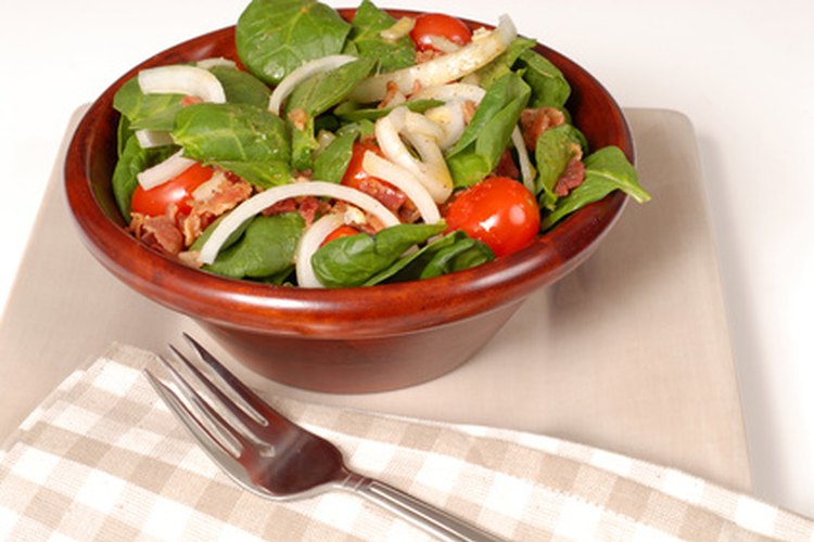 La ensalada de espinaca es muy sencilla de hacer.
