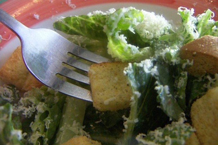 Come una guarnición de deliciosa ensalada César