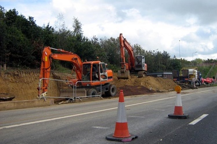 La construcción de carreteras beneficia a la sociedad.