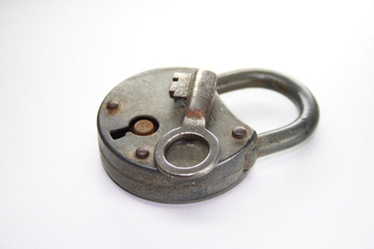 Si has perdido la llave de tu cerradura antigua, a veces forzarla es la única solución.