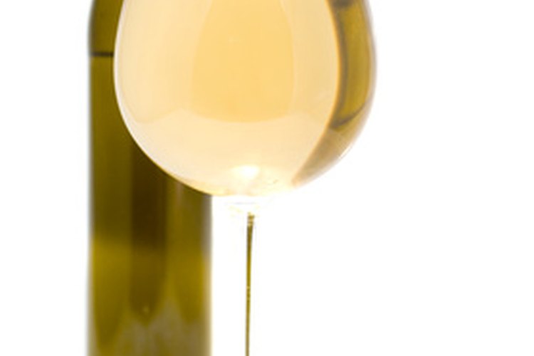 Hacer vino de manzana en casa no requiere una gran cantidad de equipos o de habilidades especiales.