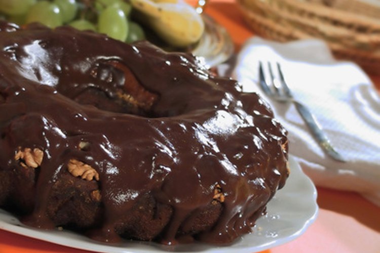A menudo la ganache de chocolate viste a los pasteles con una rica capa.