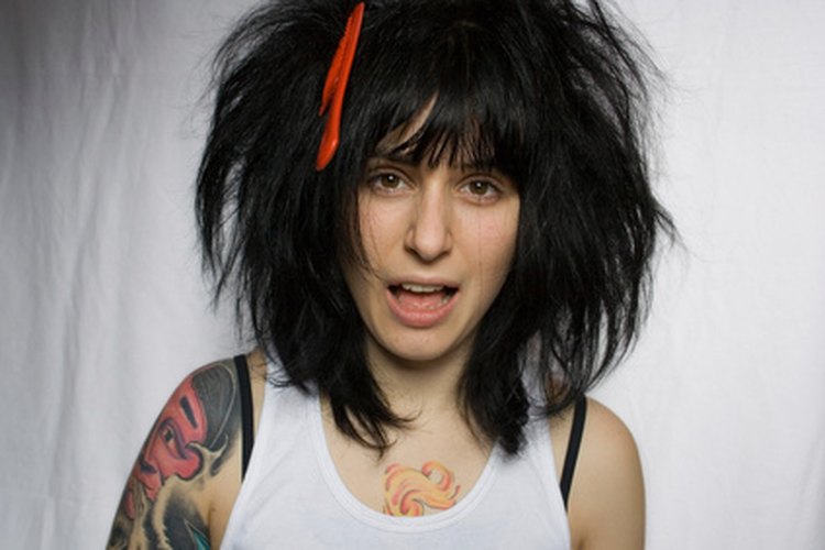 Antes de poder formar un estilo colmena a lo Amy Winehouse, debes cardar tu cabello.