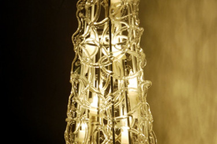 Mantén un ambiente novelesco moviendo las luces del árbol de Navidad a tu ventana para una linda decoración.