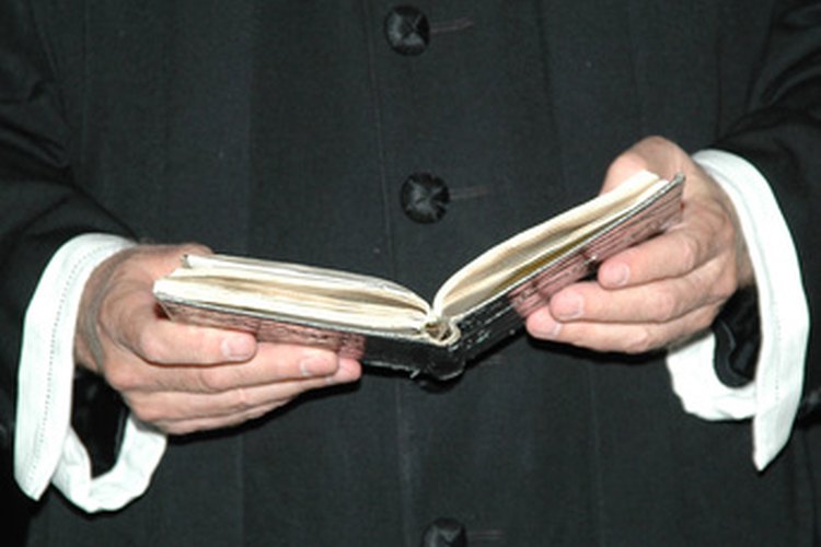 Empieza la carta para un sacerdote católico con un saludo formal.