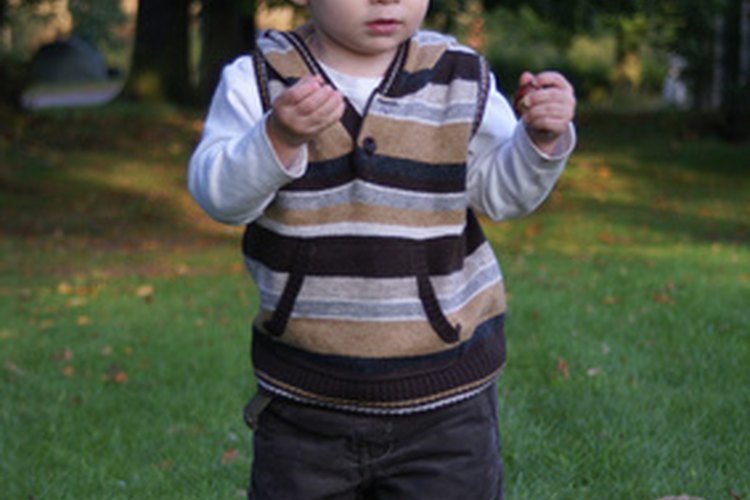 A los 18 meses de edad, tu hijo puede pasar de caminar a correr.