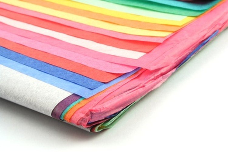 Utiliza papel colorido para hacer collares hawaianos brillantes.