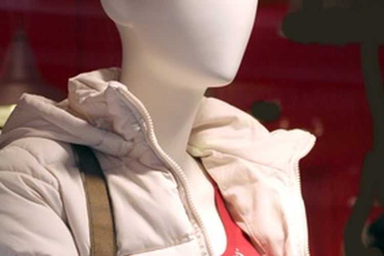 Los vendedores de ropa venden una variedad de atuendos.