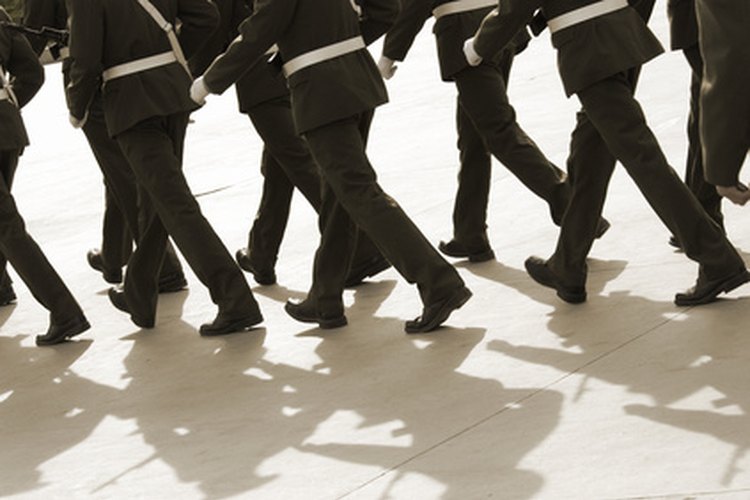 Los campamentos militares juveniles comparten muchas de las características de sus similares militares, como una estructura rígida.