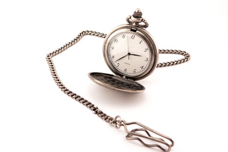 El mecanismo de ajuste desconecta los trenes de engranajes para que las manecillas del reloj se puedan ajustar.