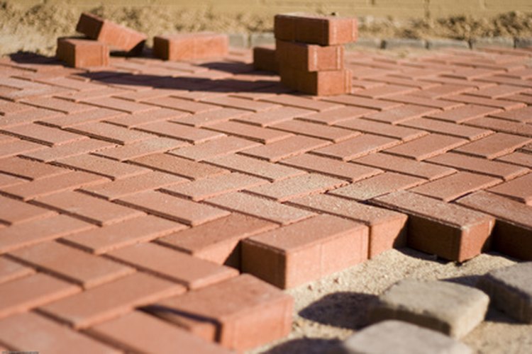 Uno de los primeros pasos para construir una cocina al aire libre es poner una basa, si es que no hay una ya.