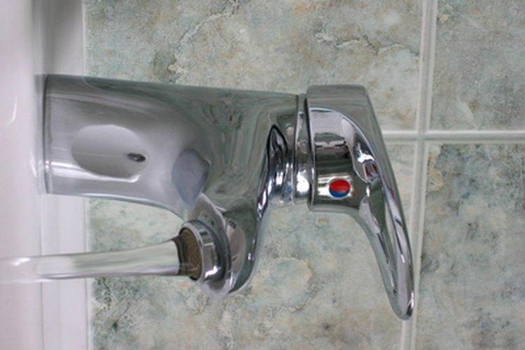 El agua caliente no fluye instantáneamente de un grifo preparado para esta función sin un calentador.