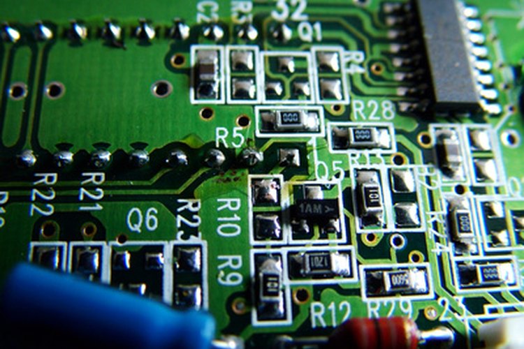 Puedes identificar algunos componentes defectuosos en un PCB con sólo mirarlo.