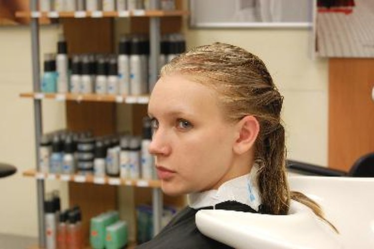 Mujer en el salón de peluquería.